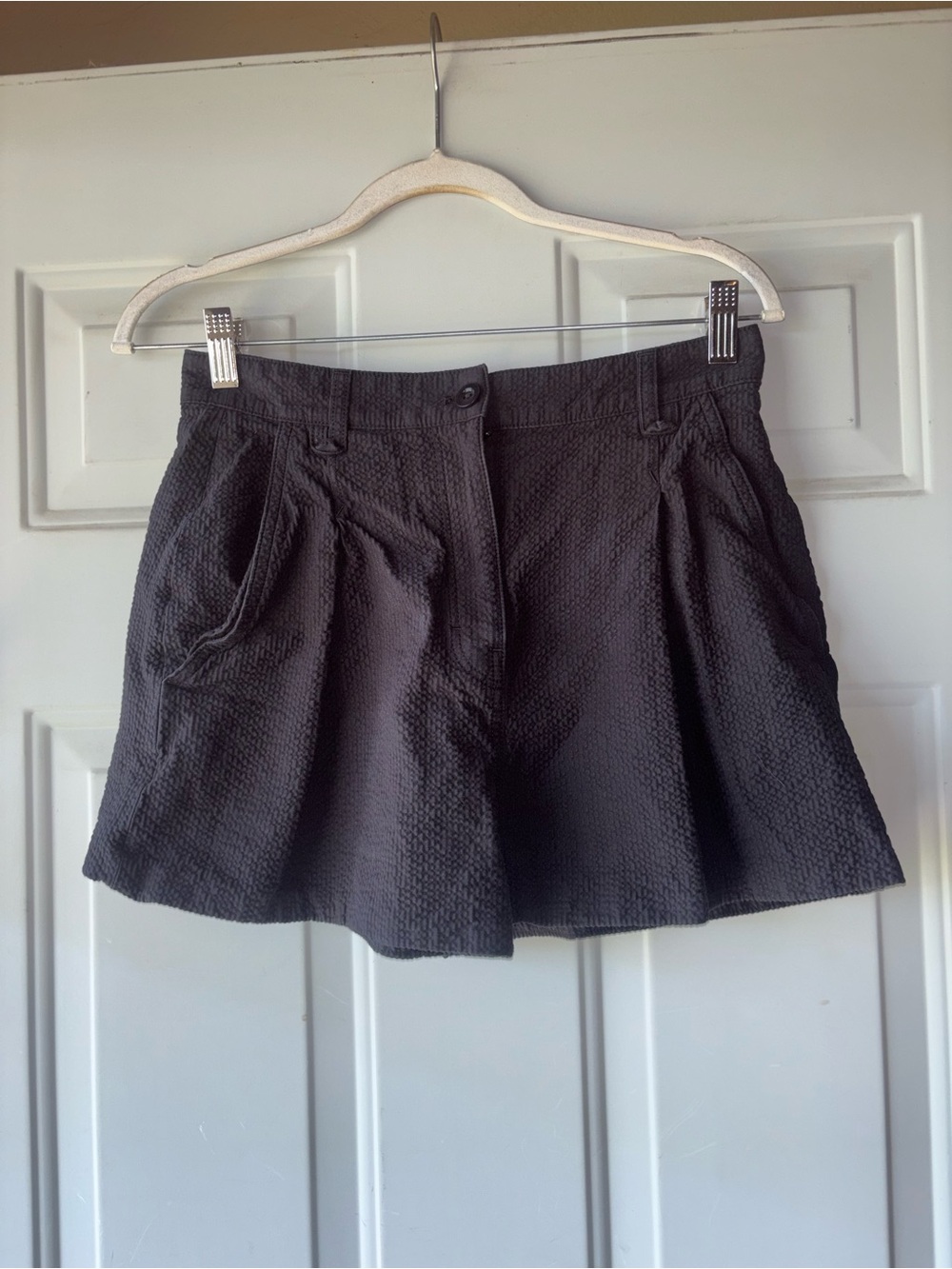 COS black pleated seersucker shorts size 6
